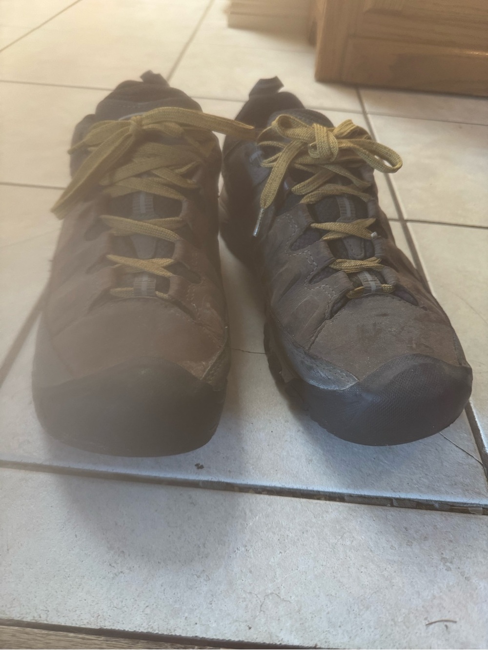Keen Men's Brown Hiking Shoes with Yellow Laces
